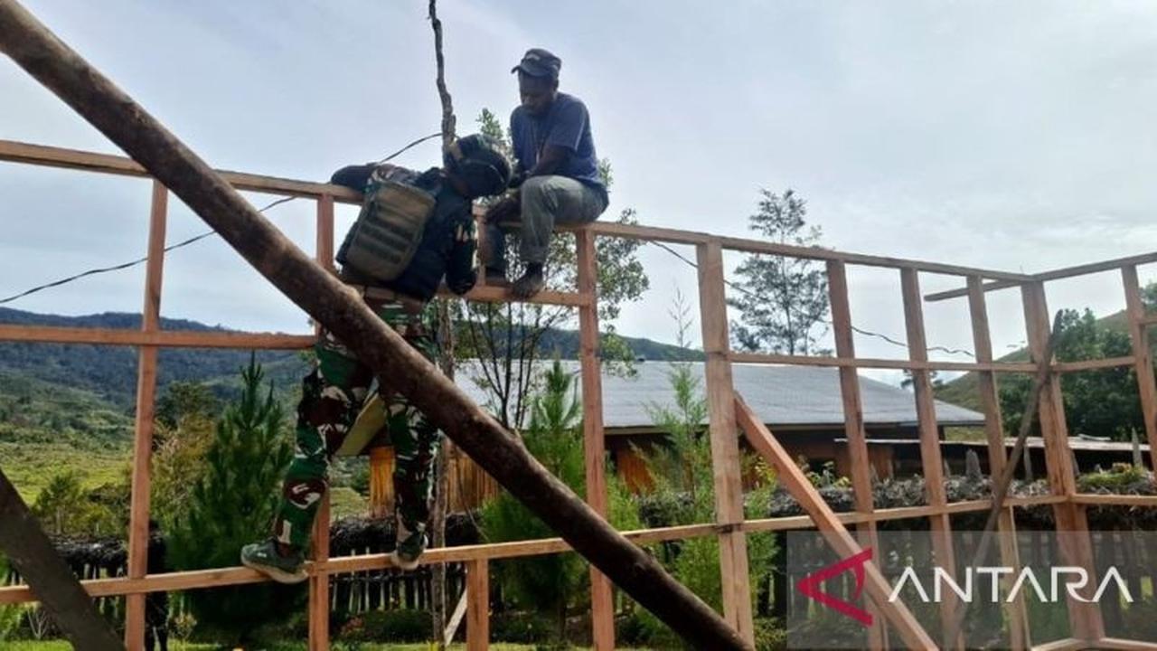 Prajurit TNI Satgas Yonif 511/DY Bantu Warga Lowanom Bangun Kantor Gereja di Papua Pegunungan