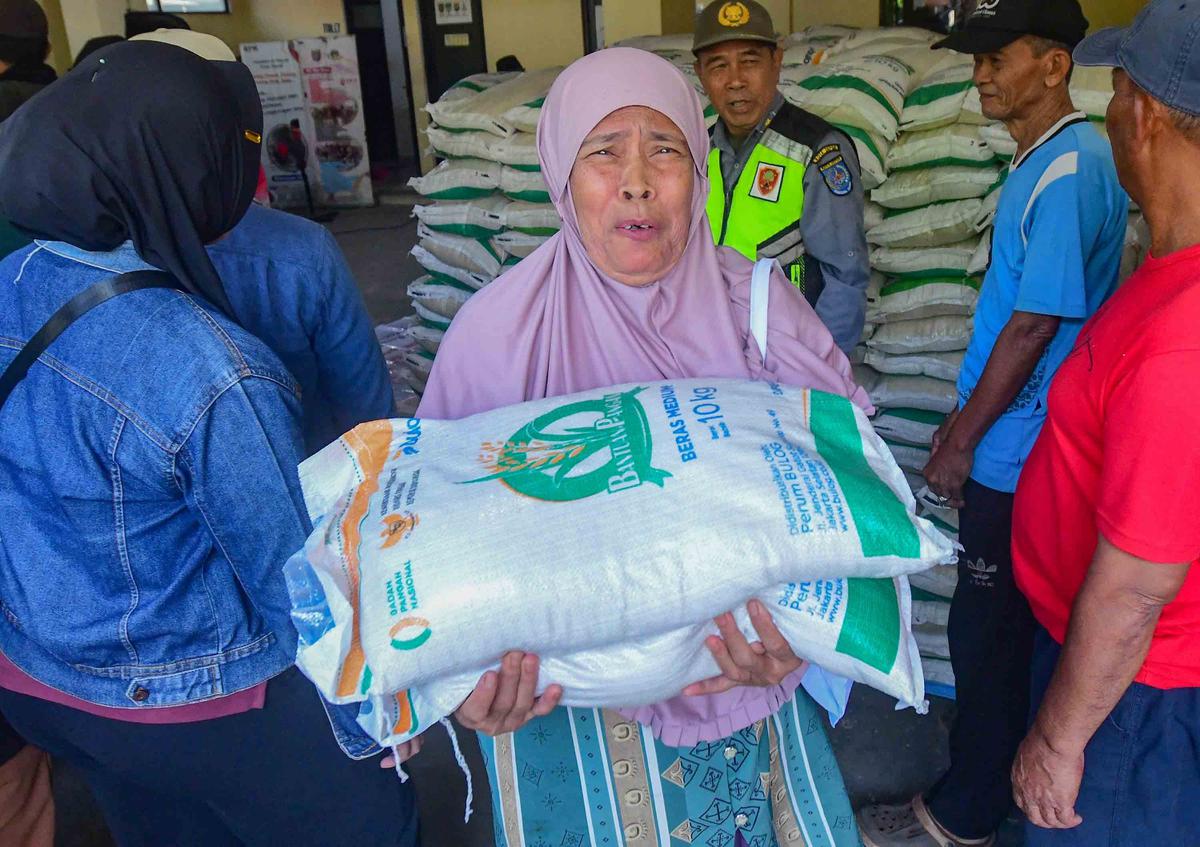 FOTO: Bantuan Beras 20 Kg Dibagikan Serentak di Depok, Warga Antusias