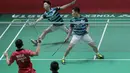 Aksi Kevin Sanjaya mengembalikan kok ke arah Fajar Alfian/Rian Ardianto pada semifinal Indonesia Open 2018 di Istora Senayan, Jakarta, (7/6/2018). Kevin/Marcus menang 21-13, 21-10. (Bola.com/Nick Hanoatubun)