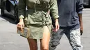 "Kim merasa lebih percaya diri dengan tatanan rambut pendeknya. Ia terlihat lebih muda dan tampil berbeda," ungkap hairstylish Kim Kardashian. (Dailymail/Bintang.com)