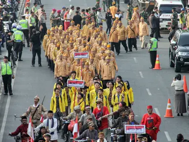 Sejumlah veteran pejuang kemerdekaan, mahasiswa, pelajar, anggota ormas hingga Pramuka mengikuti pawai di Jakarta, Selasa (11/8/2015). Pawai tersebut merupakan puncak peringatan Hari Veteran Nasional. (Liputan6.com/Yoppy Renato)