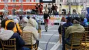 Pengunjung menyaksikan mahasiswa Indonesia dan staff KBRI Rumania membawakan tarian Indonesia pada acara Brasov Multicultural Day di Piata Sfatului, Brasov, Rumania, Minggu (8/10/2023). (Liputan6.com/Herman Zakharia)