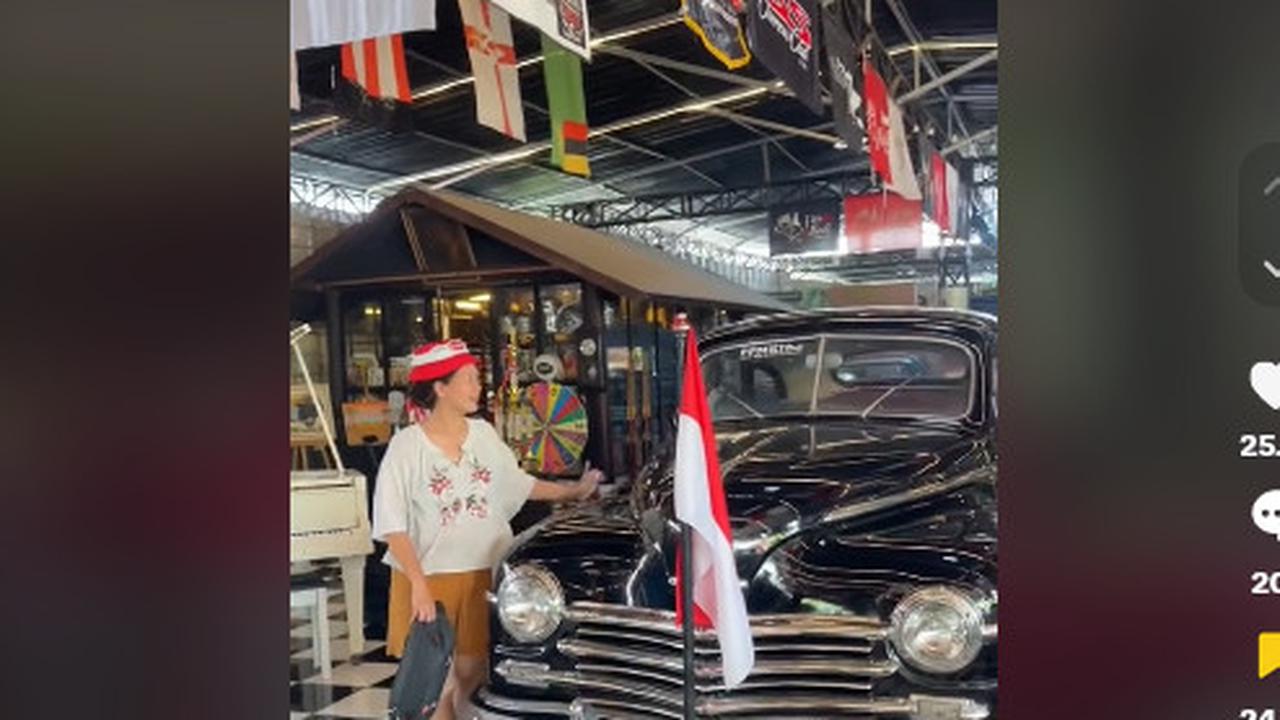 Terlihat mobil Ibu Fatmawati tersebut dilengkapi dengan bendera Merah Putih di bagian depannya. Sebagaimana diketahui, Ibu Fatmawati lah yang menjahit Sang Saka Merah Putih pertam kali.<br>
