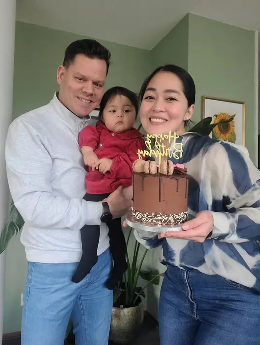 Melalui akun instagramnya, Gracia membagikan beberapa momen perayaan ulang tahun hingga kado manis dari sang adik. Potret bahagia Gracia memegang kue ulang tahun bersama keluarga kecilnya. [Instagram/graciaz14]