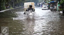 Pengendara motor melintasi banjir di kawasan Sunter, Jakarta, Kamis (25/2). Hujan deras yang mengguyur Jakarta serta sistem drainase yang buruk menjadi penyebab banjir sehingga mengganggu aktivitas warga. (Liputan6.com/Immanuel Antonius)