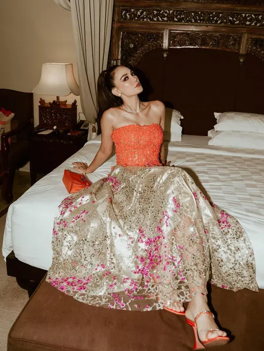 Atau potret luar biasa Luna Maya dalam balutan gaun rancangan Yogie Pratama ini. Strapless dress dengan bagian atas berwarna merah, dipadu rok super cantik keemasan, dikombinasikan dengan clutch dan heels yang juga berwarna merah. [Foto: Instagram/lunamaya]