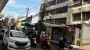 Kondisi lalu lintas sekitar rumah toko (ruko) yang terbakar di kawasan Pasar Cipulir, Kebayoran Lama, Jakarta, Rabu (2/1). Belum diketahui penyebab terjadinya kebakaran. (Liputan6.com/JohanTallo)
