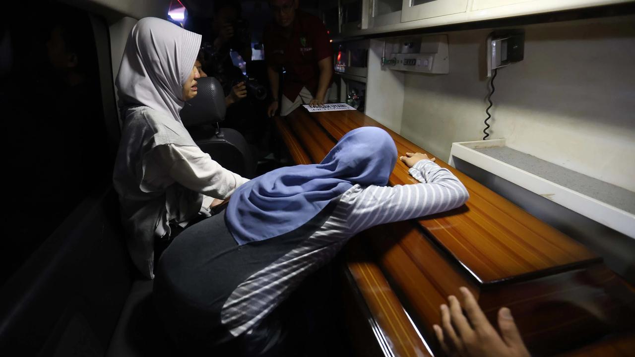 FOTO: Tangis Keluarga Iringi Penyerahan Jenasah  Korban Tabrakan Kereta Bekasi