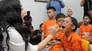 "Ini ide aku. Kebetulan aku juga suka banget sama anak kecil. Pas ulang tahun di tanya aku mau apa, aku jawab aku mau ketemu anak anak yang banyak. Akhirnya mamah memberikan tempat di sini," jelasnya. (Daniel Kampua/Bintang.com)