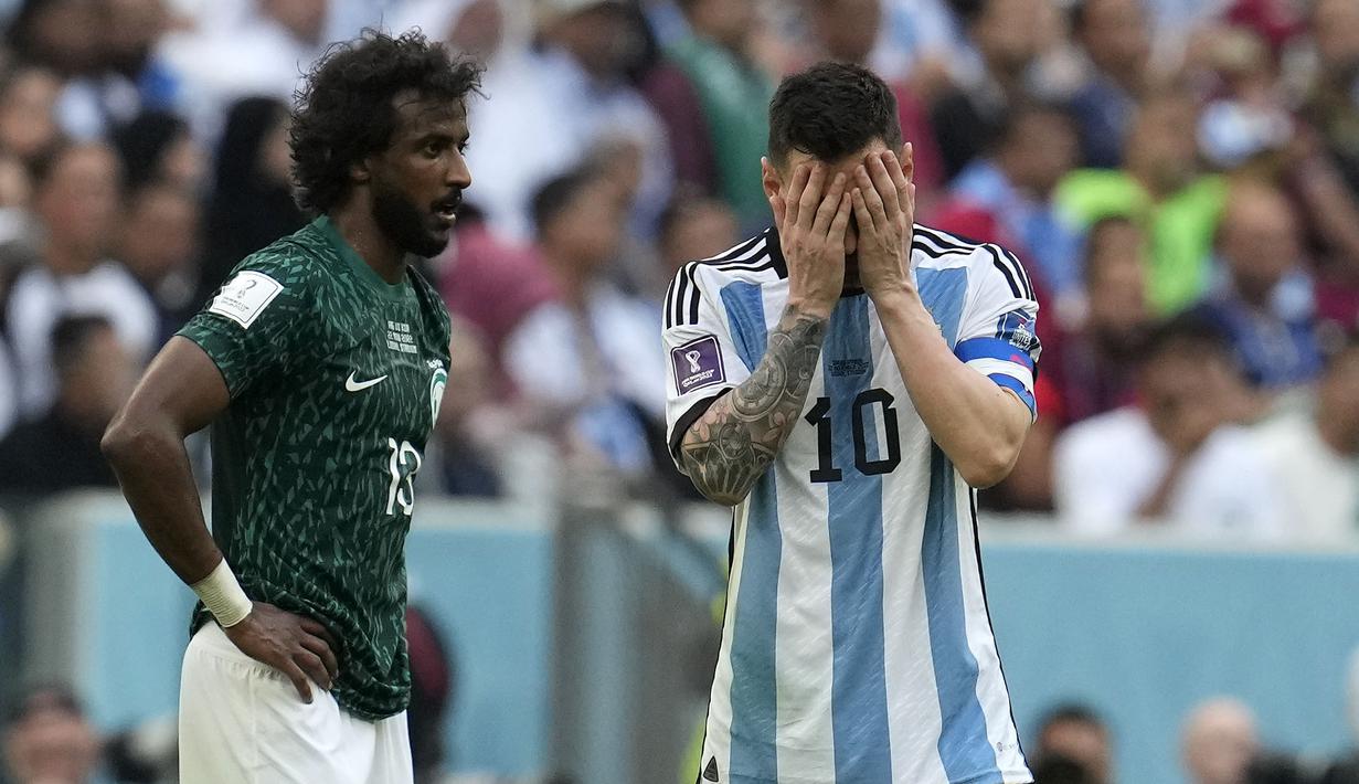 Agentina sebagai tim unggulan juara di Piala Dunia 2022 secara mengejutkan tumbang di tangan Arab Saudi pada matchday pertama Grup C, Selasa (22/11/2022). La Albiceleste kalah dengan skor 1-2. Messi dan kolega kesulitan menembus pertahanan solid yang diperagakan oleh skuad berjuluk The Falcons tersebut. (AP/Natacha Pisarenko)