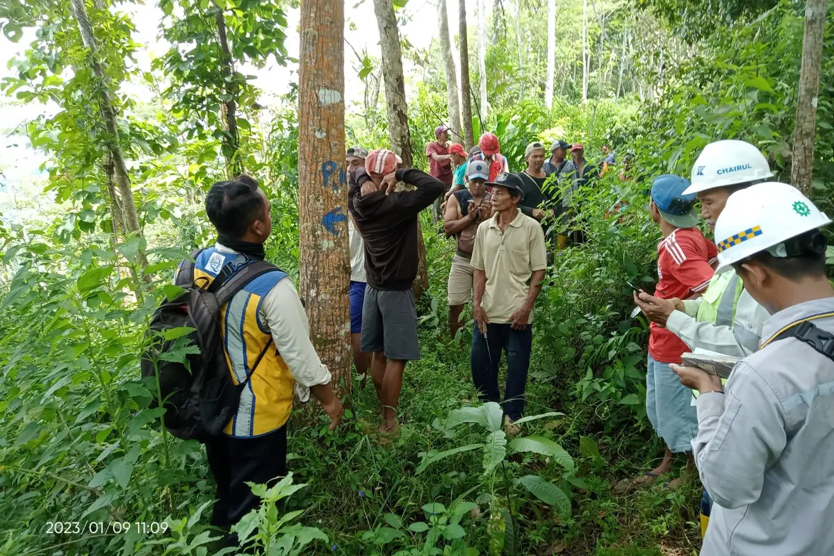 BBWS bersama warga Wadas mengukur jarak aman penambangan. (Istimewa)
