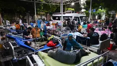 Para pasien menerima perawatan medis setelah dievakuasi dari rumah sakit Universitas Airlangga di Surabaya pada tanggal 22 Maret 2024. (JUNI KRISWANTO/AFP)