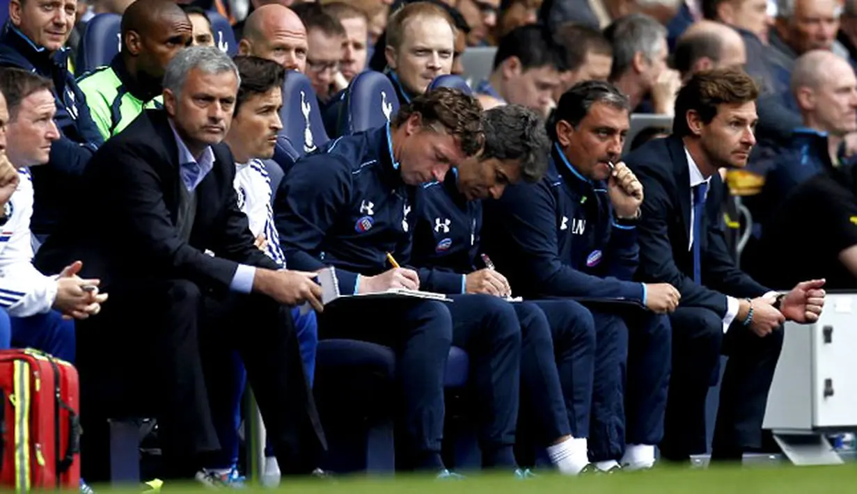 Jose Mourinho dan Andre Villas-Boas memperhatikan anak asuhnya bertanding pada pertandingan antara Tottenham Hotspur vs Chelsea di White Hart Lane, London (28/09/2013), (AFP/Ian Kington).