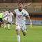 Selebrasi pemain PSM Makassar, Kenzo Nambu setelah mencetak gol ketiga timnya ke gawang Madura United pada laga pekan ke-32 BRI Liga 1 2022/2023 di Stadion Gelora Madura Ratu Pamelingan, Pamekasan, Jawa Timur, Jumat (31/3/2023) malam WIB. (Bola.com/Wahyu Pratama)