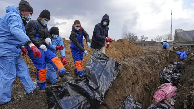 FOTO: Pemakaman Massal di Tengah Serangan Pasukan Rusia