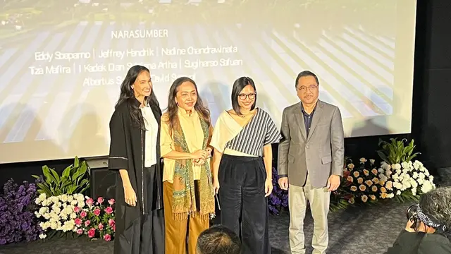 Nadine Chandrawinata, Suzanty Sitorus, Tiza Mafira, dan Abdul Kohar dalam peluncuran film dokumenter "Energi Untuk Negeri" yang diselenggarakan di kawasan Jakarta pada (1/9/2026). (Liputan6.com/Afradhiya N.R)