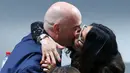 Lina Al Achkar Infantino mencium suaminya setelah terpilih menjadi Presiden FIFA. (REUTERS/Ruben Sprich)