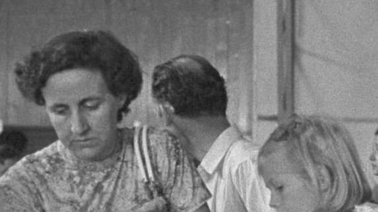 Orang-orang Belanda dinyatakan 'berbahaya bagi negara' dan diserukan untuk meninggalkan Indonesia. Perusahaan Belanda pun dinasionalisasi. Hubungan ekonomi antara Indonesia dengan Belanda terputus. Pada tanggal 17 Agustus 1960, hubungan diplomatis kedua n