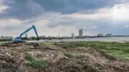 Petugas Dinas SDA DKI Jakarta menggunakan kendaraan alat saat pengurukan lumpur di pesisir Ancol, Senin (11/1/2021). Setiap harinya lumpur dari hasil pengerukan sungai, waduk, hingga gorong-gorong di 5 wilayah DKI dibuang ke kawasan pesisir yang mencapai 400 truk. (merdeka.com/Iqbal S. Nugroho)