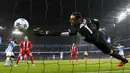 Kiper Sevilla, Sergio Rico gagal mengahalau bola dari blunder bek Sevilla, Adil Rami pada pertandingan liga Champions di Etihad Stadium, Kamis (22/10/2015). City menang atas Sevilla dengan skor 2-1. (Reuters/Jason Cairnduff)