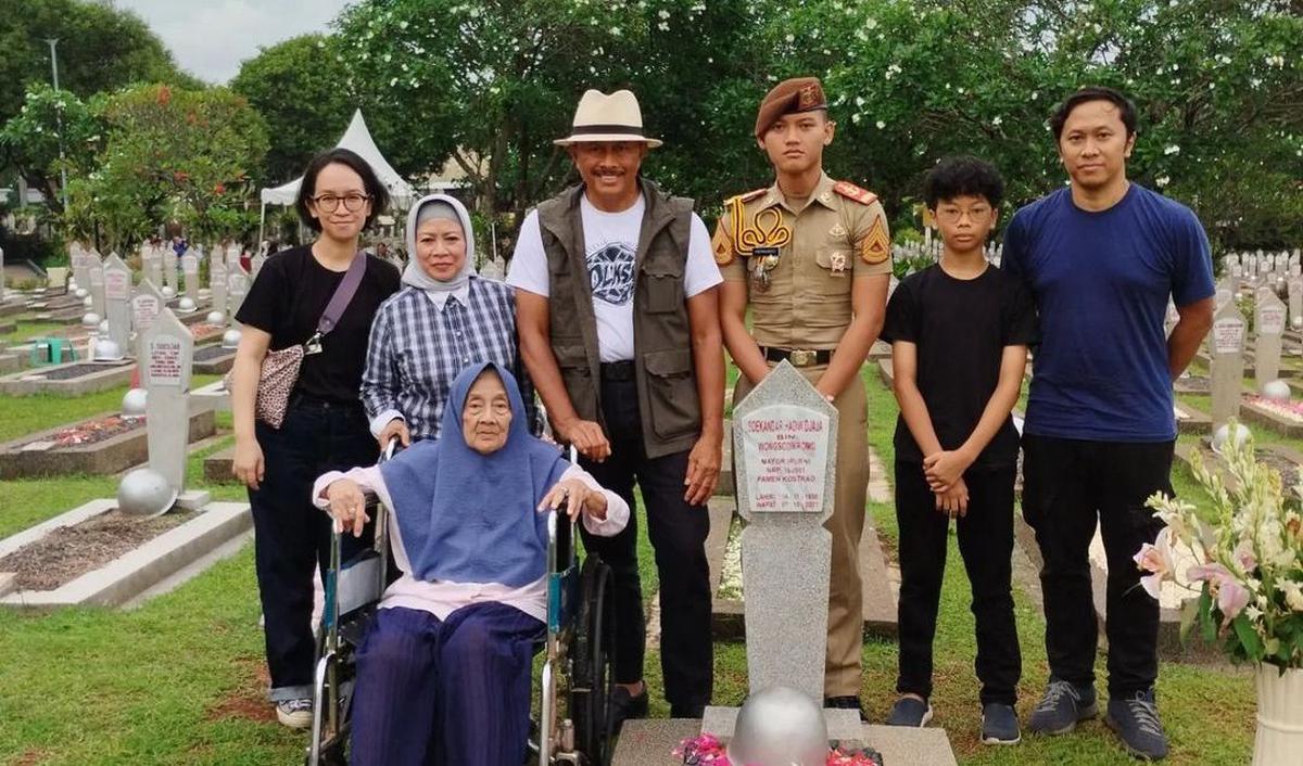 Nanan melakukan ziarah ke makam sang ayah, mendiang Mayor (Purn) Soekandar Hadiwidjaja.