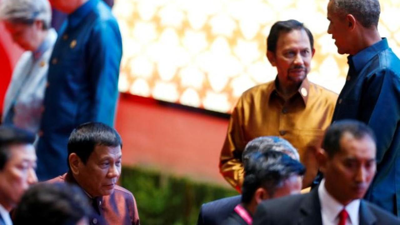Presiden Obama terlihat tengah berbincang dengan pemimpin Brunei Darussalam, Sultan Hassanal Bolkiah sementara tampak Duterte melintas di hadapannya