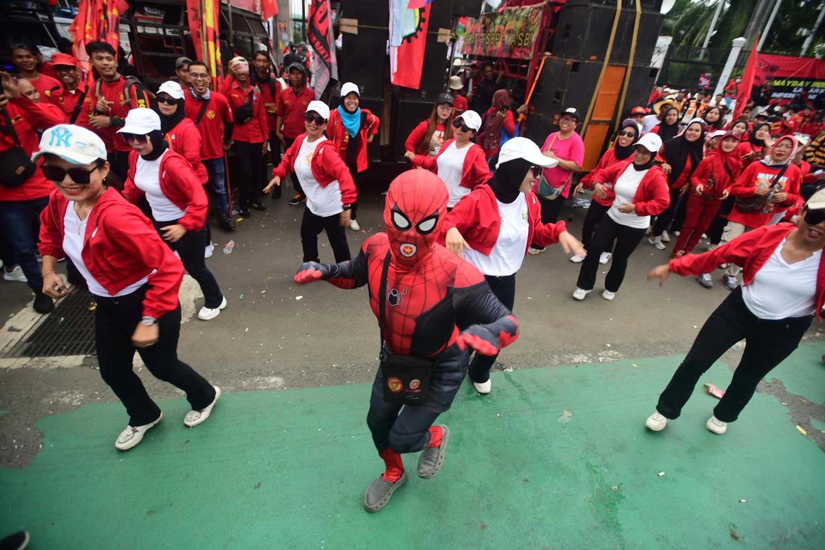 FOTO: Buruh  dan Mahasiswa Gelar Aksi May Day di Depan DPR