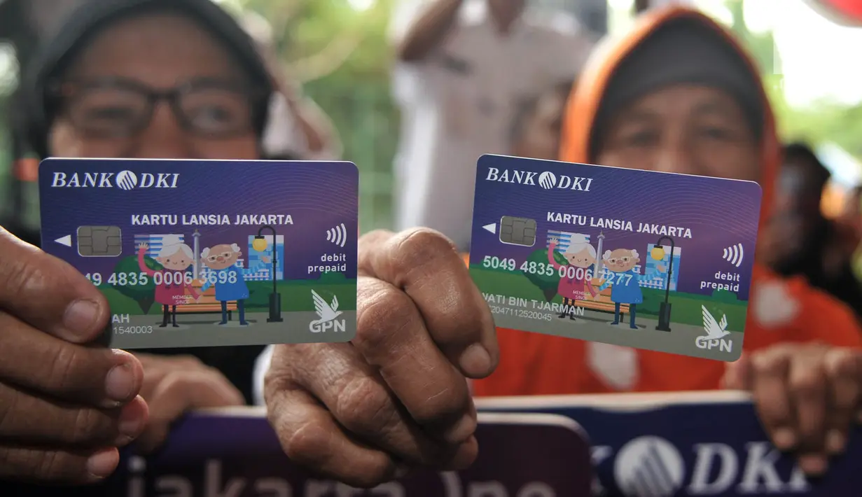 Warga menunjukkan Kartu Lansia Jakarta (KLJ) saat pendistribusian di Jakarta Islamic Center, Koja, Rabu (24/4). Penerima KLJ adalah warga ber-KTP DKI Jakarta berusia di atas 60 tahun dan tidak memiliki penghasilan tetap atau kurang mampu. (merdeka.com/Iqbal S. Nugroho)