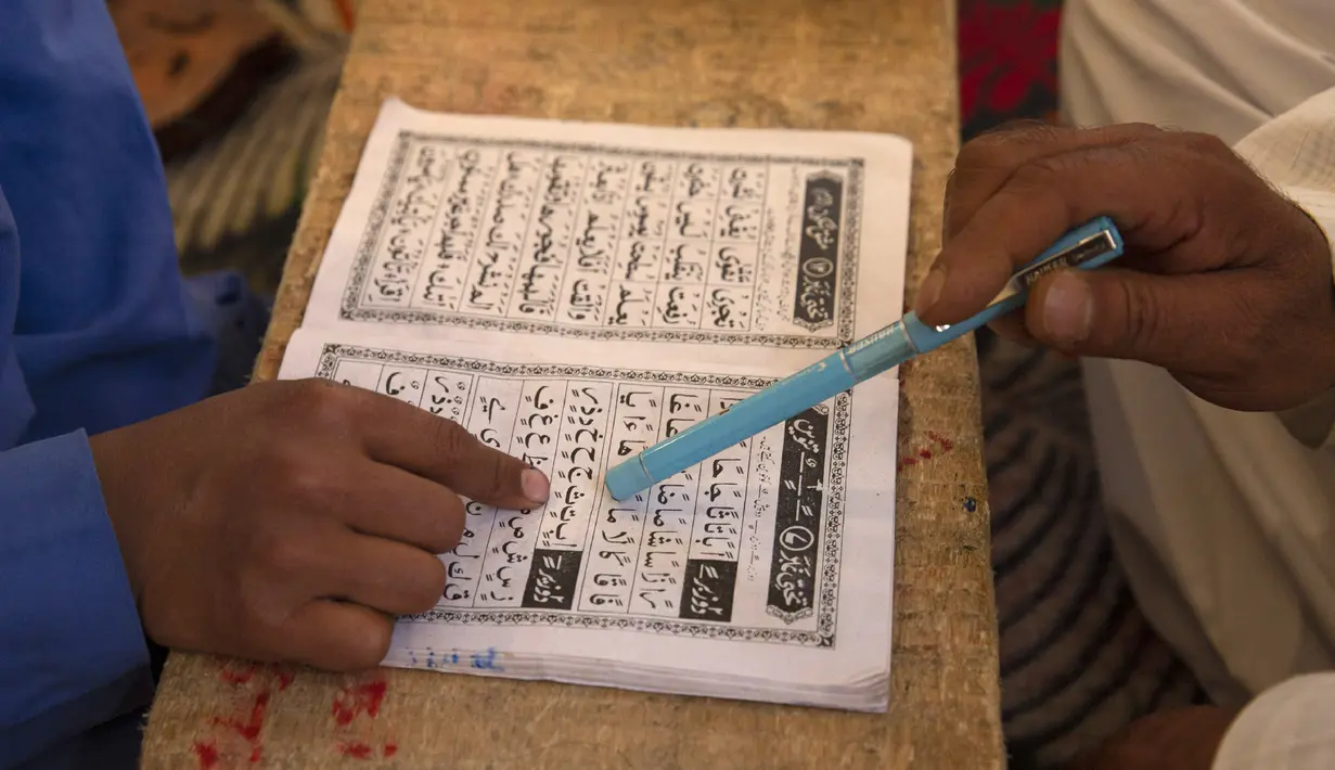 Seorang anak belajar Al-Quran selama bulan suci Ramadan di Jammu Kashmir Al Fallah Yateem Trust, Srinagar, India, Kamis (7/5/2020). Para ulama dan otoritas agama setempat mendesak warga untuk beribadah di rumah untuk mencegah penyebaran virus corona COVID-19. (AP Photo/Dar Yasin)