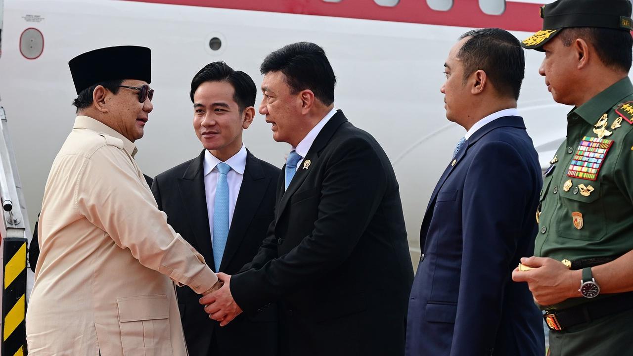VIDEO: Detik-Detik Prabowo Tiba di Tanah Air Usai Lawatan ke Timur Tengah, Gibran Beri Hormat