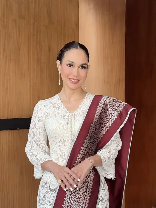 Kebaya yang digunakan memuliki siluet kebaya kurung, yang dimodifikasi sehingga tampilannya lebih anggun.
