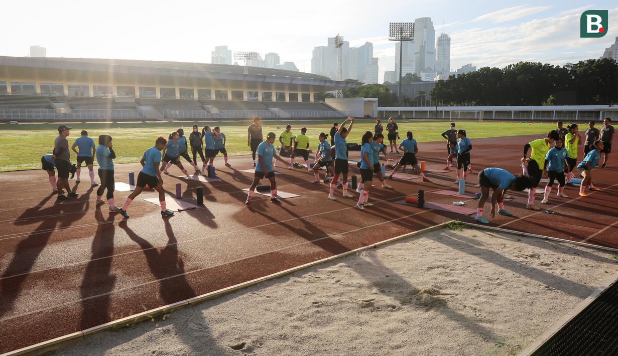 Timnas Wanita Indonesia melakukan pemanasan saat sesi latihan persiapan Piala Asia Wanita 2022 di Stadion Madya, Jakarta, Jumat (07/01/2021). Skuat Garuda Pertiwi dijadwalkan akan menghadapi Australia di laga perdananya yang berlangsung pada 21 Januari mendatang. (Bola.com/Bagaskara Lazuardi)