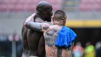 Striker Inter Milan, Romelu Lukaku (kiri) dan gelandang Cagliari, Radja Nainggolan berangkulan usai berakhirnya laga lanjutan Liga Italia 2020/2021 pekan ke-30 di San Siro Stadium, Milan, Minggu (11/4/2021). Inter Milan menang 1-0 atas Cagliari. (AFP/Alberto Pizzoli)