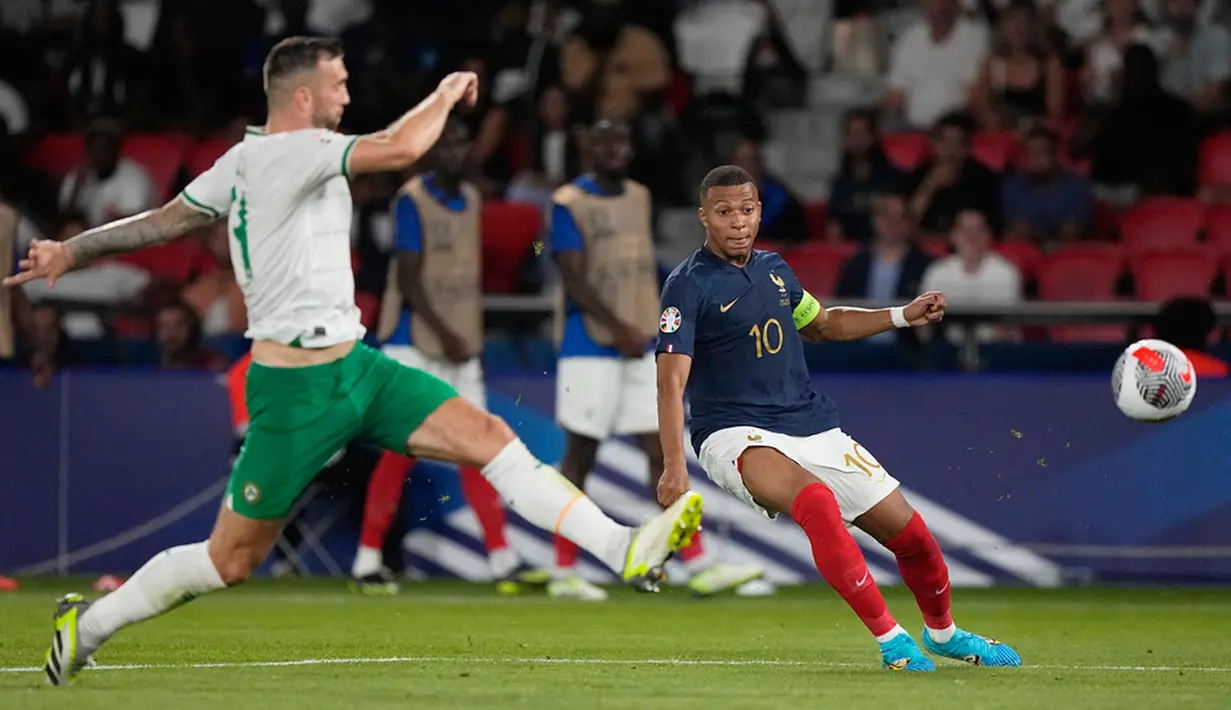 Pada menit ke-19, usaha Prancis membuahkan hasil lewat gol Tchouameni. Gelandang Real Madrid itu sukses membobol gawang Republik Irlandia yang dijaga Gavin Bazunu setelah memanfaatkan umpan Mbappe. (AP Photo/Michel Euler)