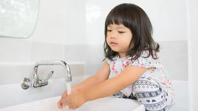 anak menjaga kebersihan