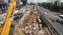 Kondisi pengerjaan proyek LRT Jabodetabek di kawasan Cawang, Jakarta Timur, Selasa (22/8). Dinas Perhubungan DKI Jakarta berencana memperluas kawasan ganjil genap hingga ke area pembangunan LRT. (Liputan6.com/Immanuel Antonius)