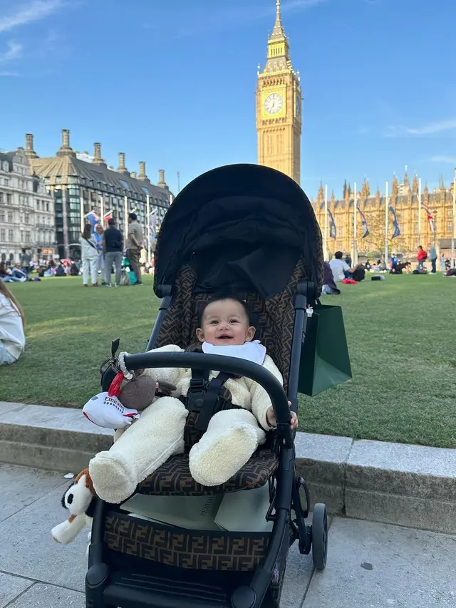Kartika Putri Liburan di London bersama suami dan dua anak mereka (Foto: instagram kartikaputriworld)