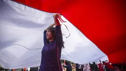 Warga berpartisipasi dalam pawai membawa bendera Indonesia sepanjang 500 meter di Jalan Sudirman Bogor, Jawa Barat, Minggu,  9 Agustus 2026. (AFP/ Aditya Aji)