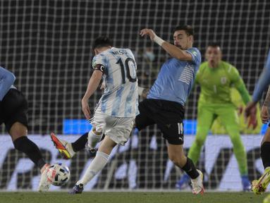 Kapten Timnas Argentina, Lionel Messi, menyumbangkan satu gol saat timnya menang 3-0 atas Uruguay pada laga lanjutan kualifikasi Piala Dunia 2022 zona CONMEBOL di Estadio Monumental Antonio Vespucio Liberti, Senin (11/10/2021). (AFP/Juan Mabromata)