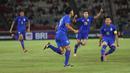 <p>Selebrasi striker Timnas Thailand U-20, Paripan Wongsa (tengah) setelah mencetak gol penyeimbang 1-1 ke gawang Indonesia U-20 pada laga uji coba internasional di Stadion Utama Gelora Bung Karno (SUGBK), Senayan, Jakarta, Jumat (26/1/2024) malam WIB. (Bola.com/M Iqbal Ichsan)</p>