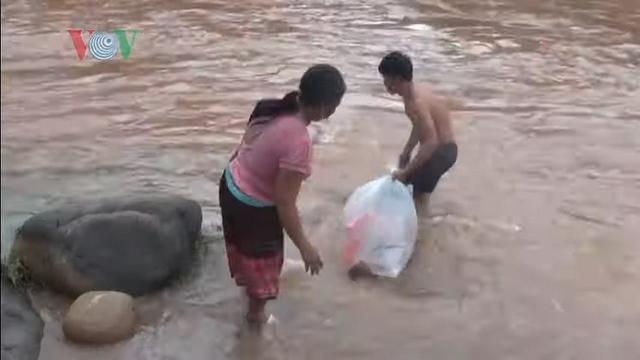 Siswa di Vietnam Seberangi Sungai dalam Kantong Plastik untuk Bersekolah