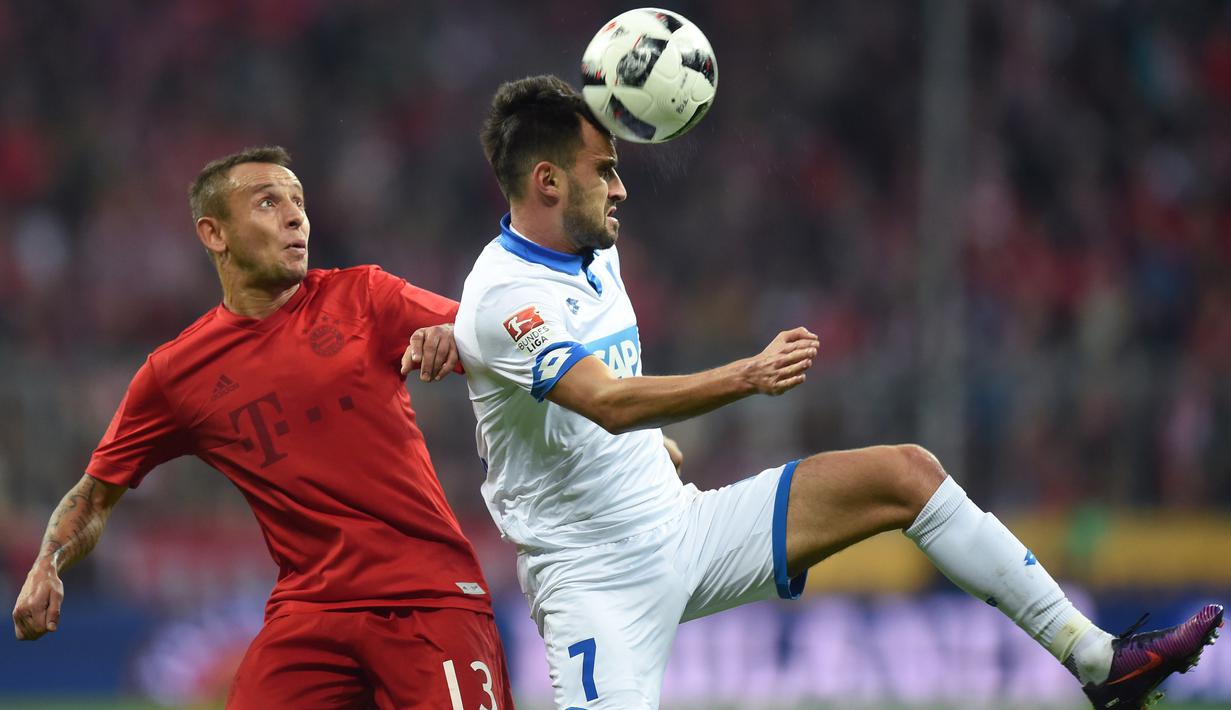 Aksi pemain Bayern Munich, Rafinha (kiri) saat menghadang pemain Hoffenheim, Lukas Rupp pada laga Bundesliga di Stadion Alianz Arena, Munich, (5/11/2016). (AFP/Christof Stache