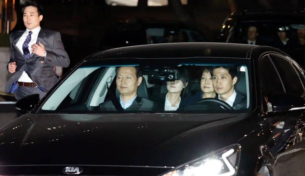 Mantan Presiden Korea Selatan, Park Geun-hye berada dalam mobil meninggalkan kantor kejaksaan menuju rumah tahanan di Seoul selatan, Jumat (31/3). Pengadilan menyetujui pengeluaran surat perintah penahanan terhadap Park. (Kim Hong-Ji/Pool photo via AP)