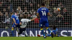 Striker Tottenham Hotspur, Harry Kane berhasil membobol gawang Wimbledon pada pertandingan putaran ketiga FA Cup di Stadion Wembley, Minggu (7/1). Tottenham Hotspur menang telak 3-0 atas Wimbledon, dengan Harry Kane menyumbang dua gol. (AP/Tim Ireland)