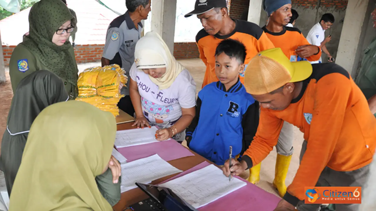 Tukar Sampah Kering dengan Kaos di Hari Peduli Sampah 2014