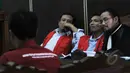 Suasana sidang lanjutan kasus Trio Macan 2000 di Pengadilan Negeri Jakarta Selatan, Senin (11/5/2015).  Terdakwa Raden Nuh (tengah) dan Edi Syahputra (kiri) tampak memperhatikan keterangan saksi. (Liputan6.com/Helmi Afandi)