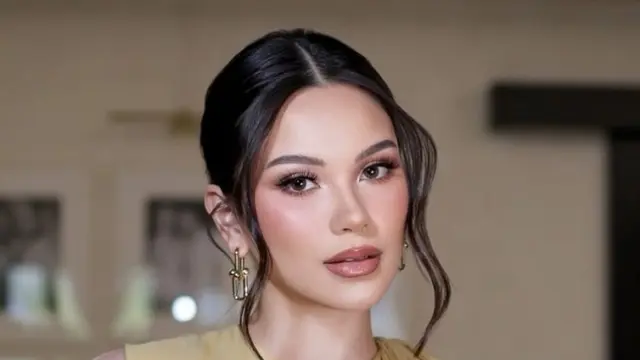 Aura Bumil Glowing Alyssa Daguise Terpancar dengan Pulasan Makeup Glossy Glam di Momen Gender Reveal