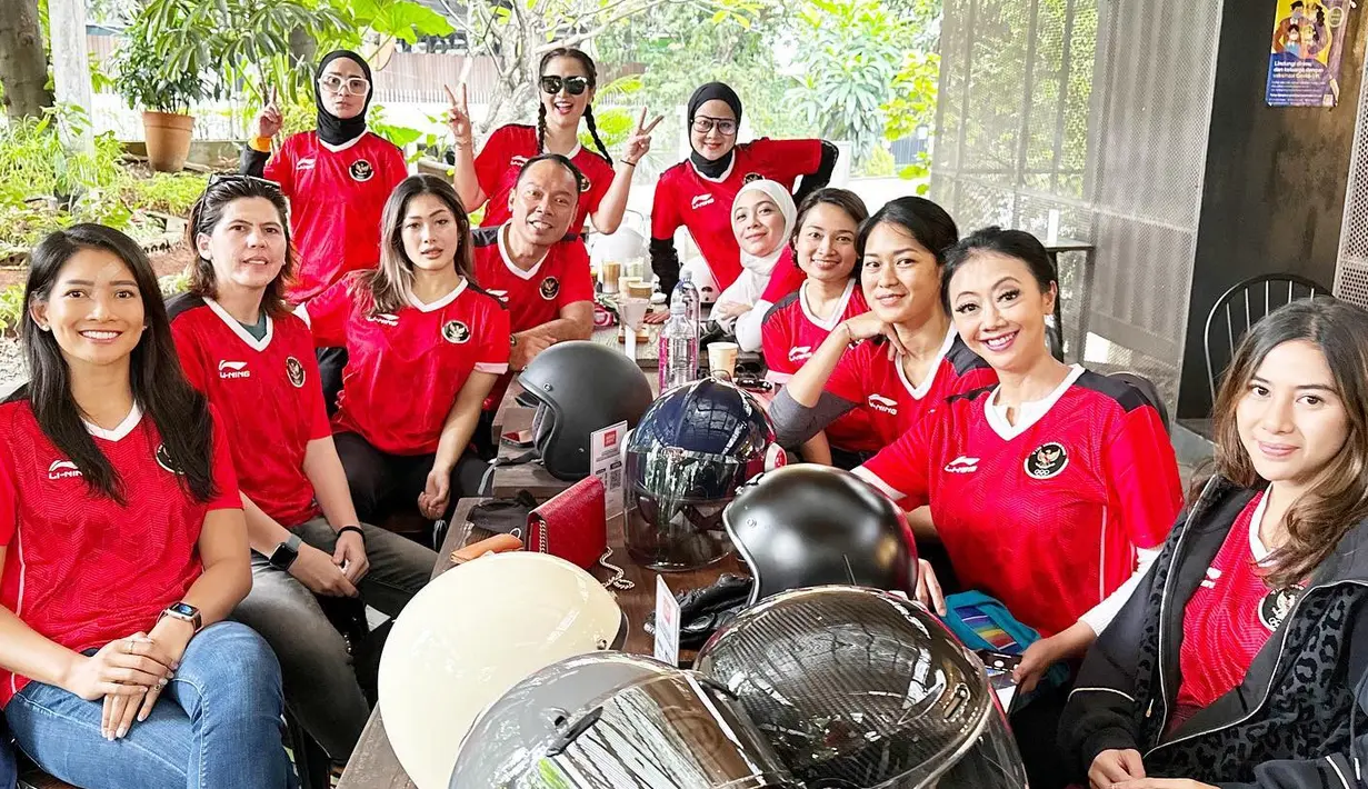 Selain Vega Darwanti, tampak juga ikut kirab diantaranya ada Asri Welas, Dian Ayu Lestari, Prisia Nasution dan Nabila Putri dan beberapa bikers perempuan. [Instagram/vegadarwanti123]