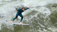 Bola.com secara langsung melihat aksi peselancar di Sungai Eisbach yang terletak di Munchen, Jerman, di sela-sela meliput Euro 2024. (Bola.com/Benediktus Gerendo Pradigdo)