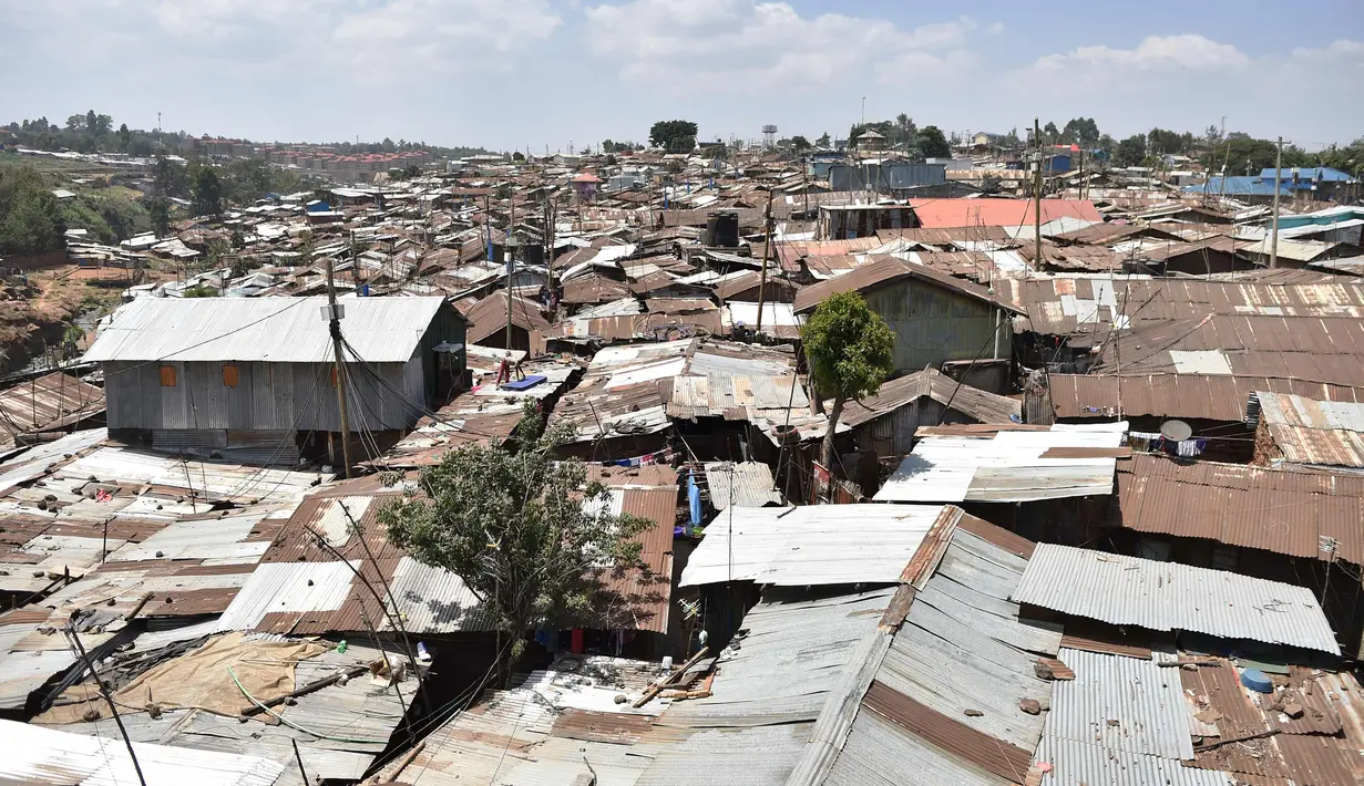 Suasana pemandangan Kibera daerah kumuh terbesar di Nairobi, Kenya (16/1). Octopizzo 29 tahun saat ini menjadi salah satu bintang hip-hop paling terkenal di Afrika Timur. (AFP Photo/Tony Karumba)